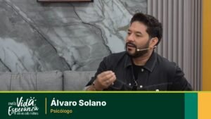 Psicólogo Álvaro Solano en el set de la Revista Vida y Esperanza de Radio Fides y San José TV