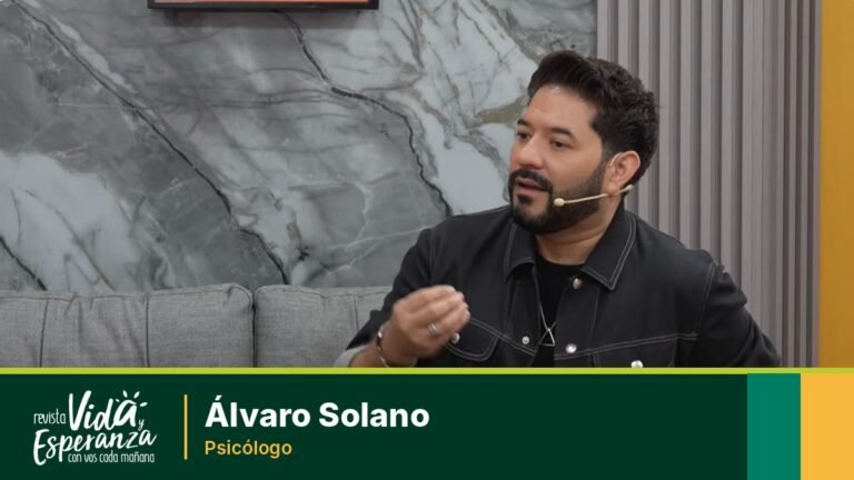 Psicólogo Álvaro Solano en el set de la Revista Vida y Esperanza de Radio Fides y San José TV