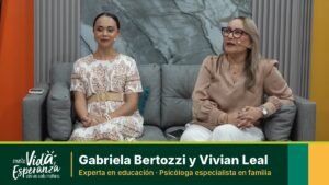 Gabriela Bertozzi y Vivian Leal en el set de la Revista Vida y Esperanza