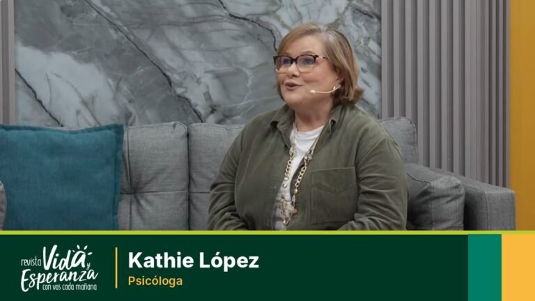 La psicóloga Kathie López en el set de la Revista Vida y Esperanza