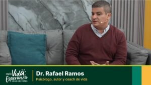 El psicólogo Rafael Ramos en el set de la Revista Vida y Esperanza