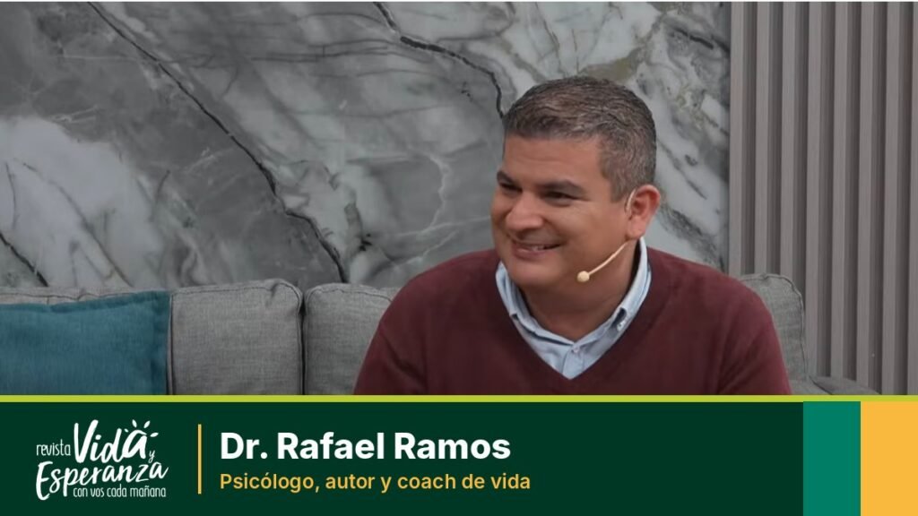Dr. Rafael Ramos, psicólogo, en el set de la Revista Vida y Esperanza de Radio Fides y San José TV